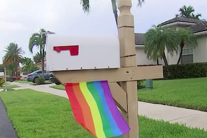 Según la normativa interna de la asociación vecinal, solo pueden exhibirse la bandera estadounidense y símbolos militares