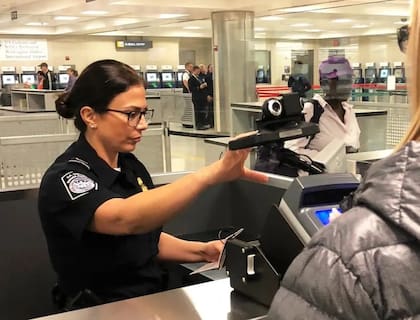 Según la nueva norma, se exigirá a todos los extranjeros que se tomen una fotografía al entrar o salir de Estados Unidos