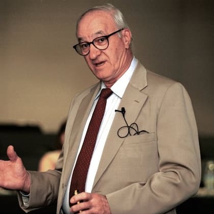 Según la obra Self Efficacy in Changing Societies (1995), para Bandura, la autoeficacia es la convicción de organizar y ejecutar acciones para gestionar situaciones futuras