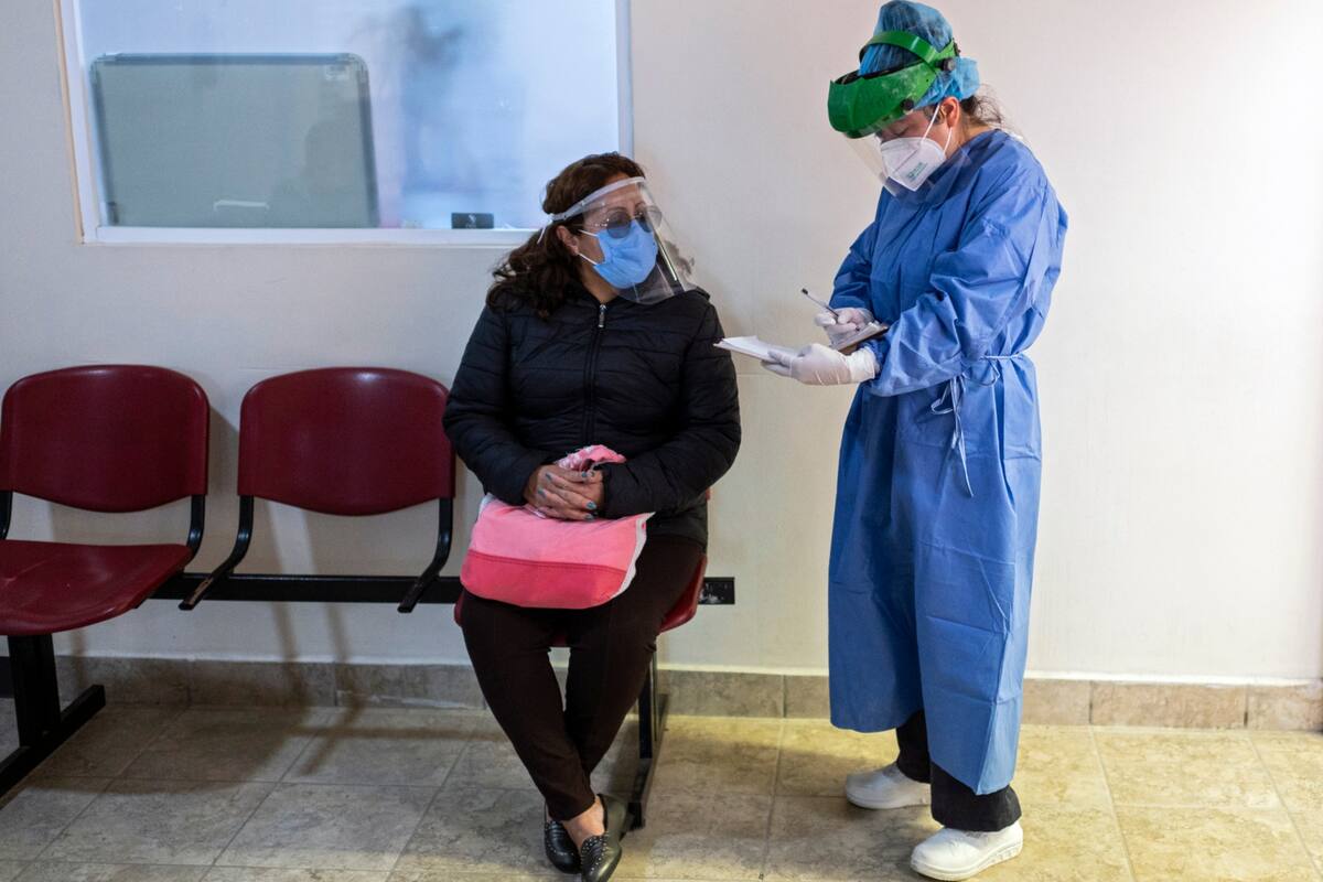 Según la Organización Panamericana de la Salud (OPS), casi 570.000 trabajadores de la salud de la región se contagiaron y más de 2500 murieron