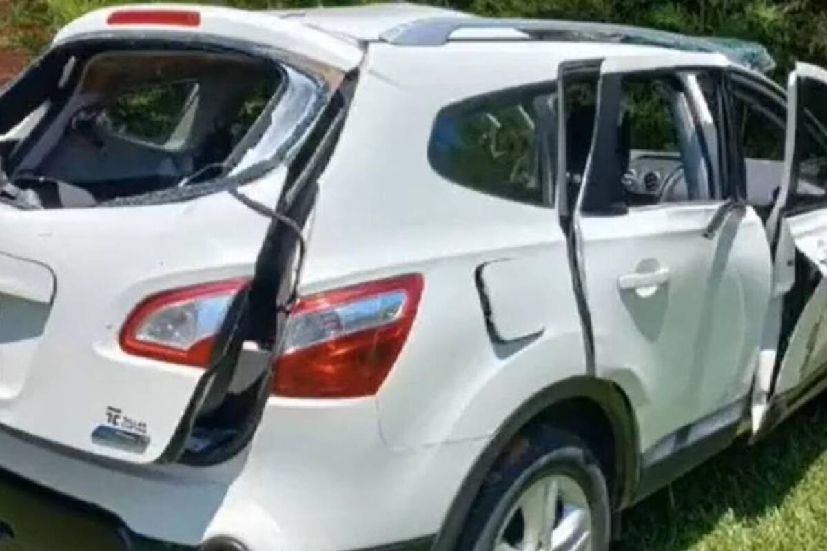 Según la policía local, la causas del accidente aún están siendo investigadas; la explosión destrozó la camioneta y provocó heridas leves en sus ocupantes