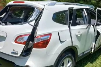 Según la policía local, la causas del accidente aún están siendo investigadas; la explosión destrozó la camioneta y provocó heridas leves en sus ocupantes