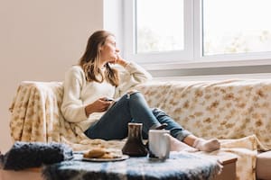 Según la psicología, querer estar solo en casa puede indicar fomentar el crecimiento individual y el bienestar emocional
