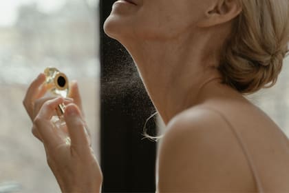 Según la psicología, una persona que utiliza el mismo perfume todos los días ingresa a la zona de confort