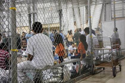 Según la subsecretaria del DHS, los menores detenidos reciben todas las necesidades básicas y no son separados de su familia