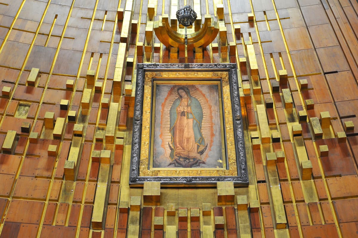 Según la tradición, esta fecha fue escogida porque el 12 de diciembre de 1531 marcó la cuarta aparición de la Virgen al indígena Juan Diego en el Tepeyac.