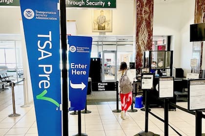 Según la TSA, el sistema PreCheck permite al 99% de los pasajeros esperar menos tiempo, pero las estadísticas muestran otra realidad