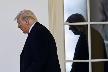 Según la última encuesta de Reuters/Ipsos, el respaldo a la gestión migratoria de Donald Trump cayó al 39%