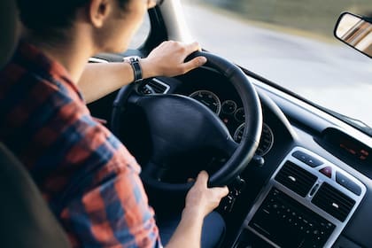 Según las autoridades estatales, solo cinco segundos de distracción al manejar a 55 mph (90 km/h) equivalen a recorrer la longitud de una cancha de fútbol con los ojos cerrados