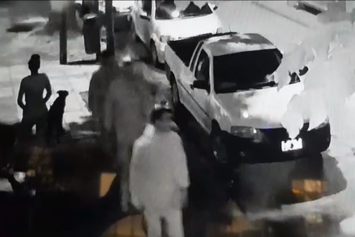 Según las filmaciones de las cámaras de seguridad, el trágico hecho ocurrió anoche a las 22.33.Pocos minutos antes, el grupo de delincuentes caminó por cuadras aledañas en busca de alguna "presa"
