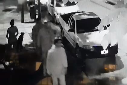Según las filmaciones de las cámaras de seguridad, el trágico hecho ocurrió anoche a las 22.33.Pocos minutos antes, el grupo de delincuentes caminó por cuadras aledañas en busca de alguna "presa"