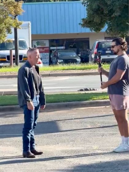 Según las imágenes compartidas por el colombiano y su relato, el exfuncionario se mostró con un camarógrafo en el estacionamiento de la panadería