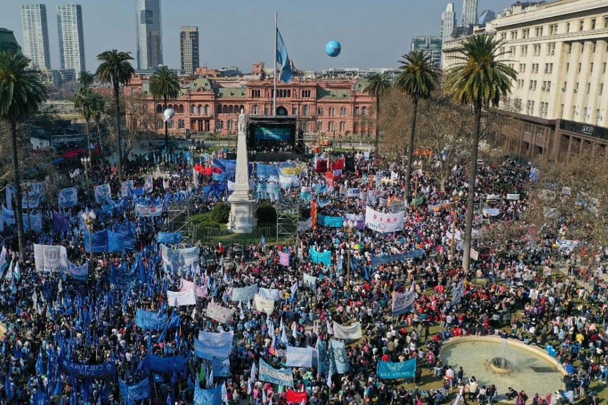 Según las organizaciones, la movilización contó con la presencia de alrededor de 300 mil personas