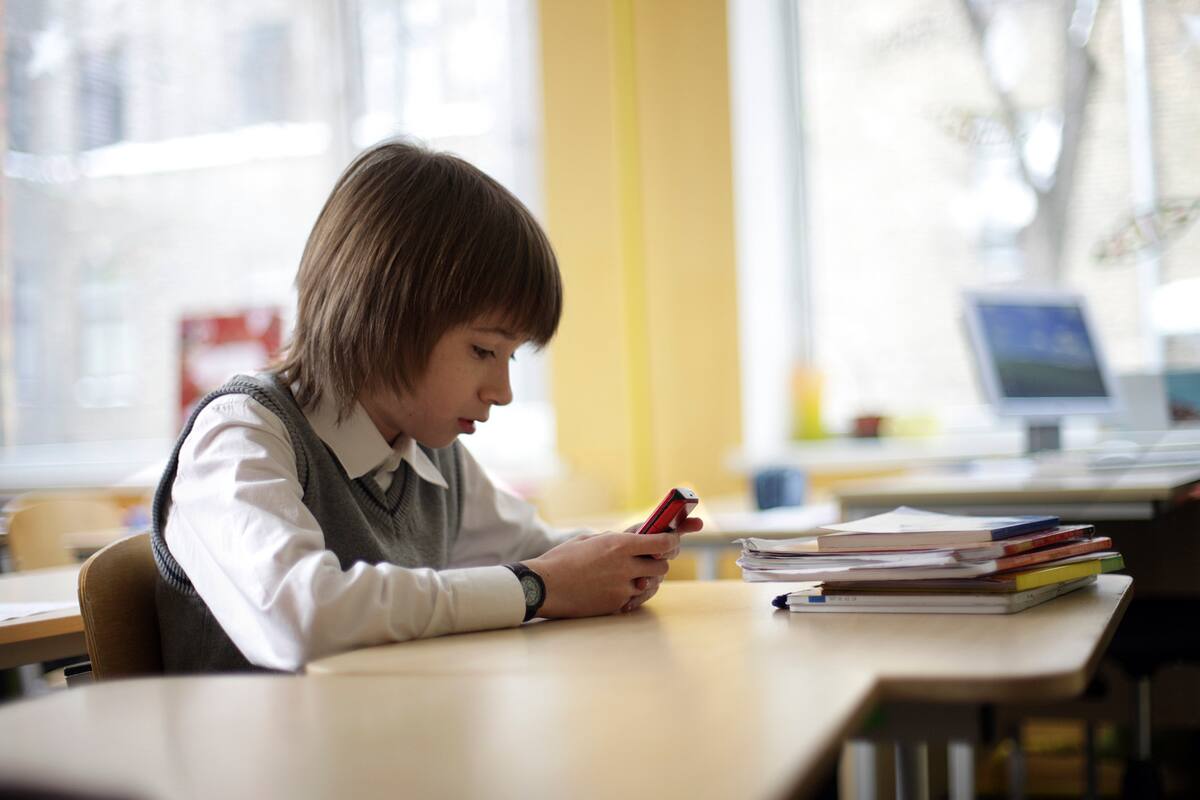 Según lo publicado en la nueva norma 8655, los estudiantes de primaria no podrán utilizar dispositivos personales durante el horario escolar