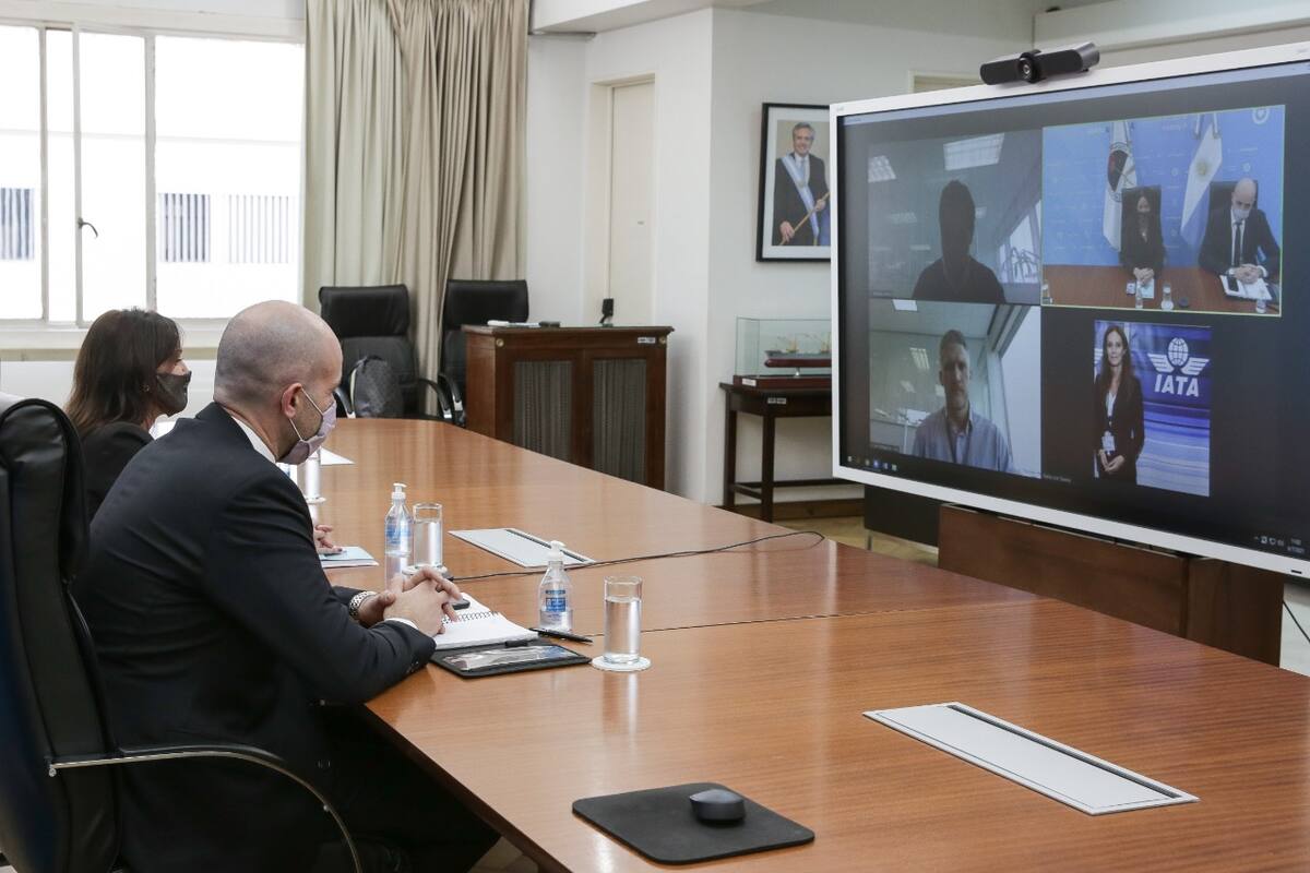 Según lo que informaron desde el Ministerio de Transporte, la reunión solo duró diez minutos; no estuvieron presentes el jefe de Gabinete, Santiago Cafiero, ni el vicepresidente regional de IATA para las Américas, Peter Cerdá