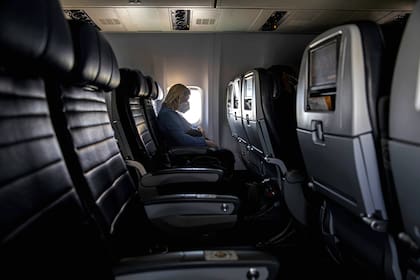 Según los auxiliares de vuelo, la ventana no es el mejor lugar para apoyarse y descansar