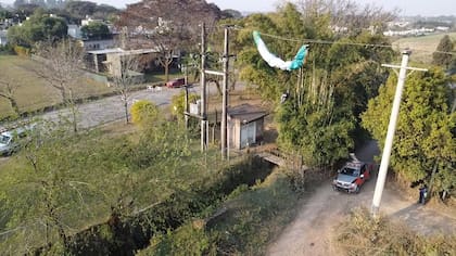 Según los bomberos existen 10 metros de distancia entre el tendido eléctrico y el piso
