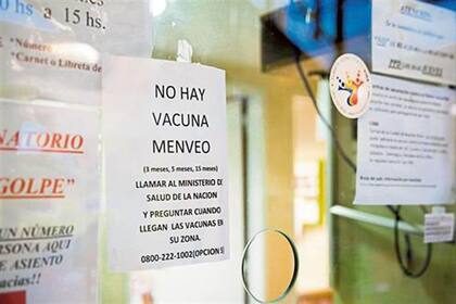 Según los especialistas, se debe a faltantes, a dificultades en el acceso y, en menor medida, a grupos antivacunas; desde el Gobierno afirman que la entrega se normalizará a fin de mes