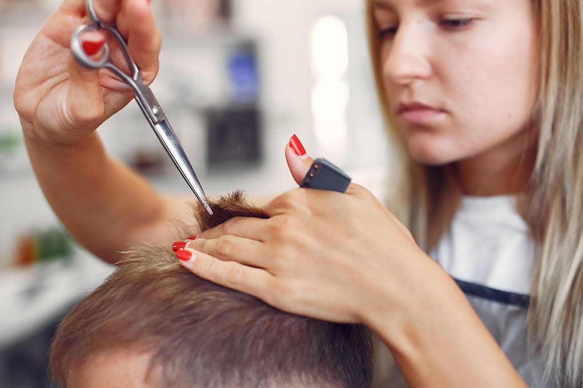 Según los expertos, conviene cortarse el cabello en ciertos días del mes (Foto: Freepik)