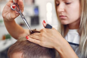 Según los expertos, conviene cortarse el cabello en ciertos días del mes (Foto: Freepik)