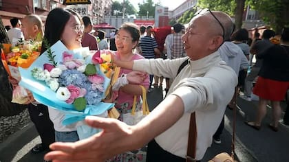 Según los expertos, la presión aumenta debido a que los padres ven a sus hijos como su única esperanza para el futuro