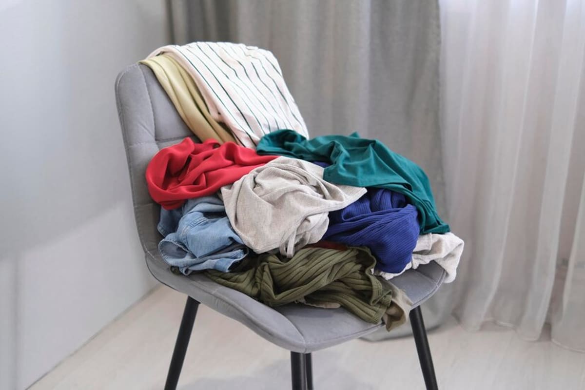 Según los expertos, la ropa acumulada en una silla no representa que alguien sea desordenado, sino que es una señal de practicidad