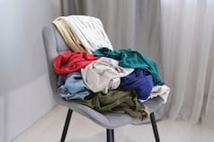 Los expertos en psicología coinciden: quienes tienen una silla con ropa acumulada no son desordenados y lo hacen por practicidad
