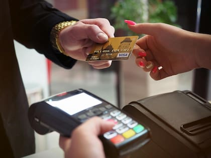 Según los expertos, la tarjeta debe estar completamente cubierta, ya que cualquier espacio expuesto permitiría la filtración de la señal