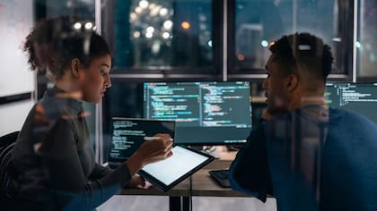 Según los expertos, para pasar los filtros de la IA ayuda mucho que te recomiendo un empleado de la empresa a la que estás postulando.