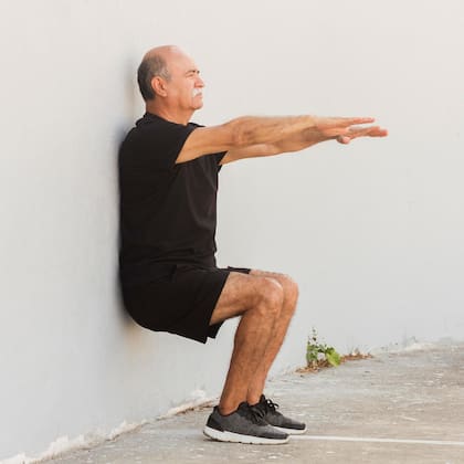 Según los expertos, realizar sentadillas contra la pared es una buena forma de iniciarse en el ejercicio