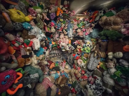 Según los exploradores, existe una leyenda acerca de que una mujer viuda acumuló los muñecos tras la muerte de su marido