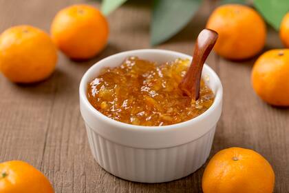Según los NIH, la vitamina C funciona como un antioxidante que ayuda a proteger las células de los daños causados por los radicales libres (Archivo)