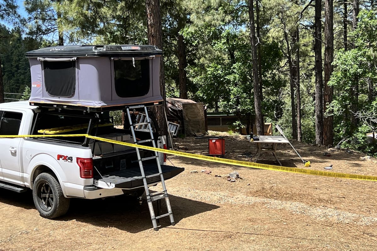Según los testigos presenciales, Steven Jackson, de 66 años, tomaba su café matutino frente a la cabaña que estaba construyendo cuando apareció el oso y lo atacó