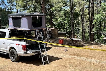 Según los testigos presenciales, Steven Jackson, de 66 años, tomaba su café matutino frente a la cabaña que estaba construyendo cuando apareció el oso y lo atacó