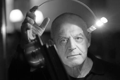 Según mandatos familiares, el futuro perfecto de Ricardo Szwarcer era la contaduría, pero se salió con la suya: dirigió el Colón, un teatro de ópera en Francia, el gran festival Grec de Barcelona y ahora está refugiado en el budismo