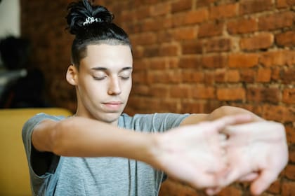 Según médicos, el crujido no significa que algo se esté rompiendo en el interior del cuerpo