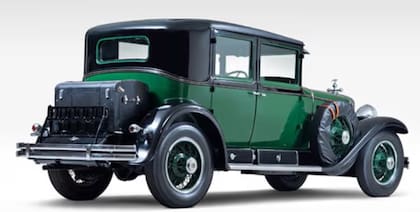 Según Michael F. Reilly el Cadillac de Al Capone contaba con varias medidas de seguridad, entre ellas estaba reforzado con gruesas placas de acero en las puertas y paneles, lo que lo hacía prácticamente impenetrable a los disparos.