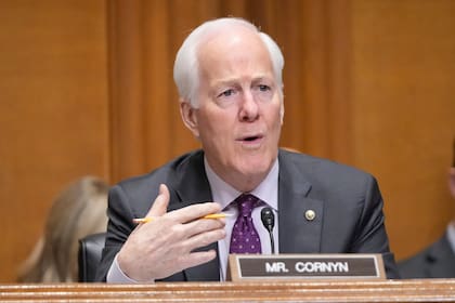 Según Pritzker, las amenazas de John Cornyn al FBI son parte de una interna política con Ken Paxton por una banca en el Senado
