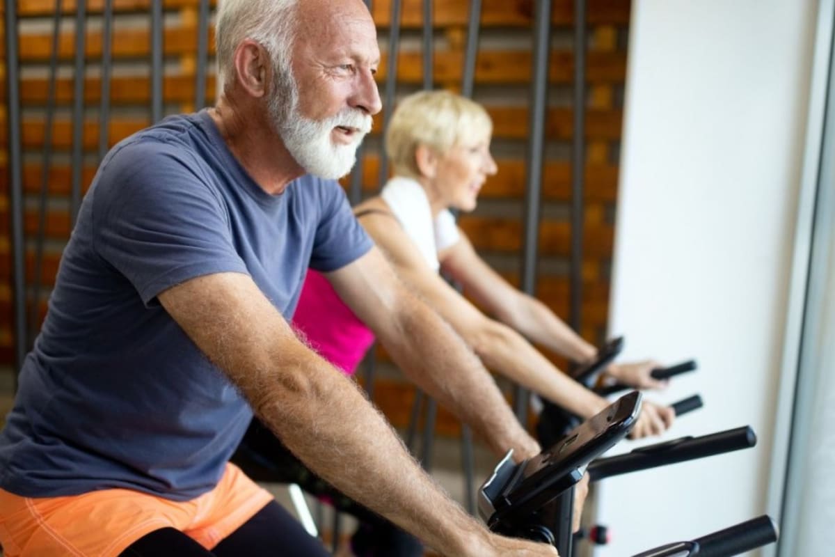 Según publica Harvard Health Publishing, una persona de 70 kilos puede quemar hasta 298 calorías ejercitando en bicicleta durante 30 minutos, si pedalea a un ritmo de 20 a 22 kilómetros por hora