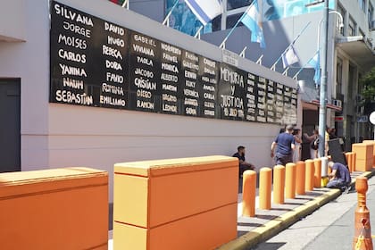 Según pudo saber LA NACION, hace dos semanas que el Ministerio de Seguridad de la Ciudad reforzó la custodia en objetivos vinculados a comunidades judías. Los mismos están bajo la órbita del Departamento Objetivos Sensibles, que depende de la Superintendencia Unidades Especiales, especificaron las fuentes consultadas.