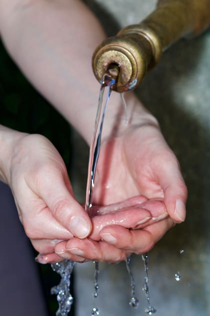 Según recomendaciones generales, los hombres deben consumir 2,5 litros de agua por día mientras que las mujeres 2 litros