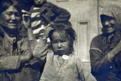 Según relata la investigadora Allison Daniel, los niños eran separados de sus familias por la fuerza y las condiciones en las que vivían en las Escuelas Residenciales eran atroces