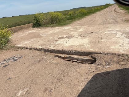 Según relató, el problema no se limita a los períodos de lluvias. “No hay alcantarillas ni cunetas”, afirmó Aguirre