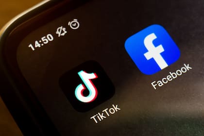 Según reveló una investigación del Washington Post, Facebook pagó a unos lobbistas republicanos para desprestigiar a TikTok en EE.UU. La firma contratada por la red social buscaba colocar en medios locales y regionales estadounidenses información sobre los peligros “para los niños” de la plataforma china