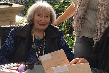 Según se descubrió en la autopsia, fue apuñalada antes de que incendiaran el lugar donde vivía