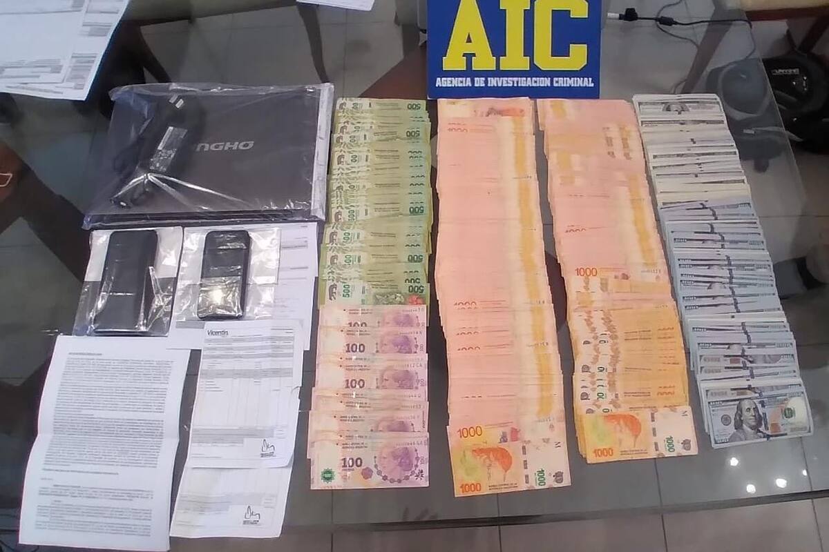 Según se informó, además de dinero se secuestró documentación y dos celulares