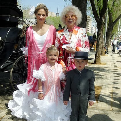 Según su hijo Carlos, de los 9 nietos que tuvo la duquesa, tuvo favoritismo por tres; en la foto posa junto a Amina y Luis