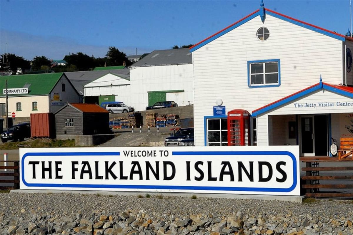 Según supo LA NACION, el vuelo conectaría el archipiélago con Brasil y haría escala una vez por mes en territorio continental argentino; aseguran que sería "probable" un anuncio durante el G-20