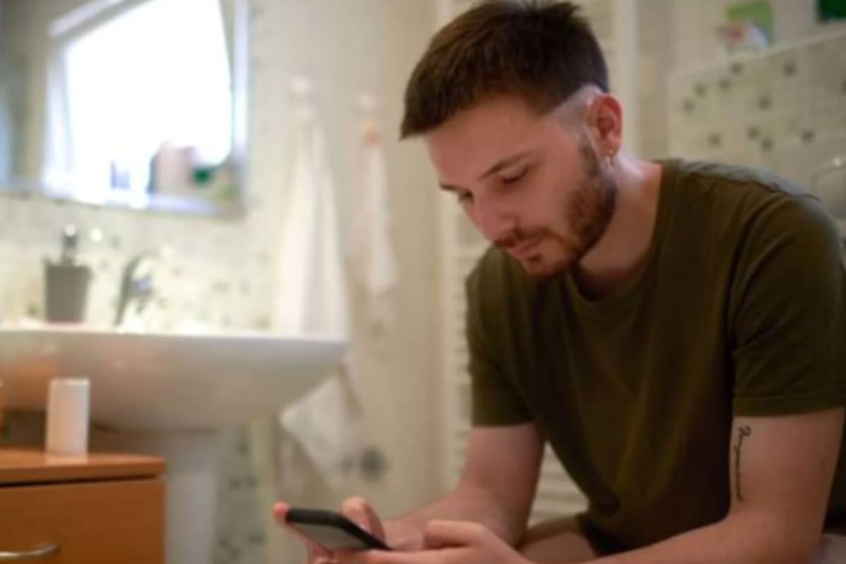 Según Tartaglione, llevar el celular al baño representa una gran exposición a la salud