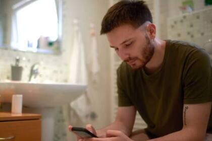 Según Tartaglione, llevar el celular al baño representa una gran exposición a la salud